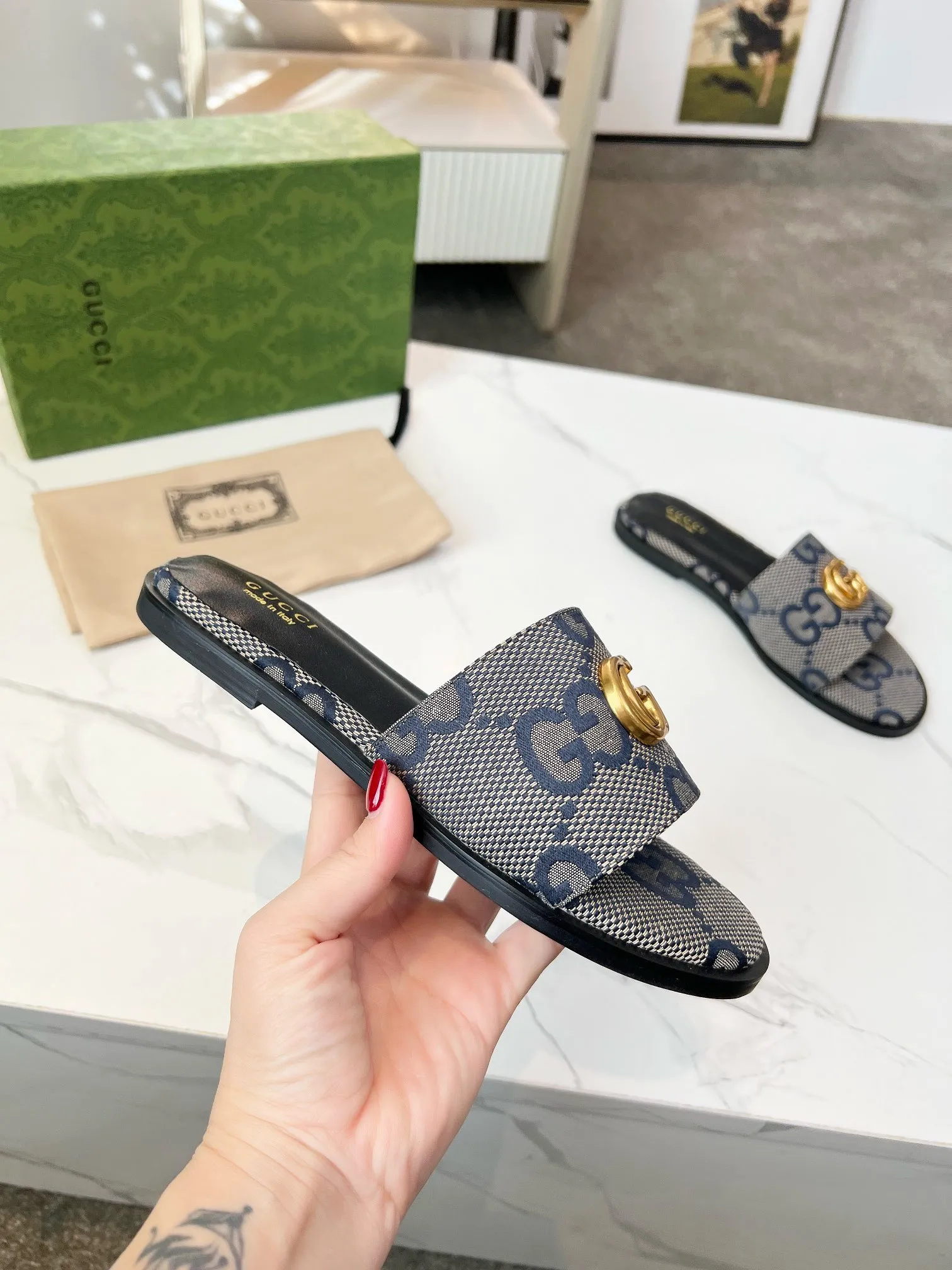 👟👟Ex-factory price 380👟👟 GUCCl 2025 spring and summer new style casual interlocking double G sandals for women. This piece is from the Gucci Lido collection, and its design is inspired by the summer style and beach clubs of the Italian coast. Archive designs from the 1970s infuse the brand with glory. Get inspired by this iconic era. The "Gucci March of Love" series continues to explore the aesthetic connotation of the brand's archived logos in a new way, while at the same time embracing the classic elegance and charm. Code Number: 35-43#